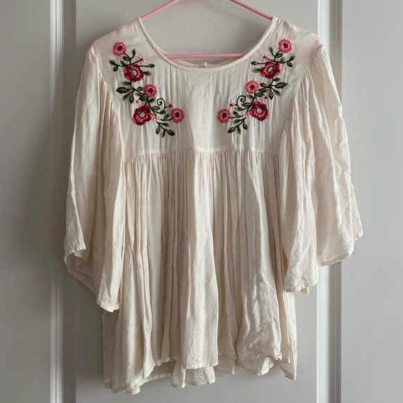 Tops - Off-white flowy blouse with floral embroidered design